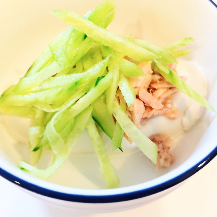 マヨネーズとお醤油で食べる♡きゅうりとツナのせ豆腐